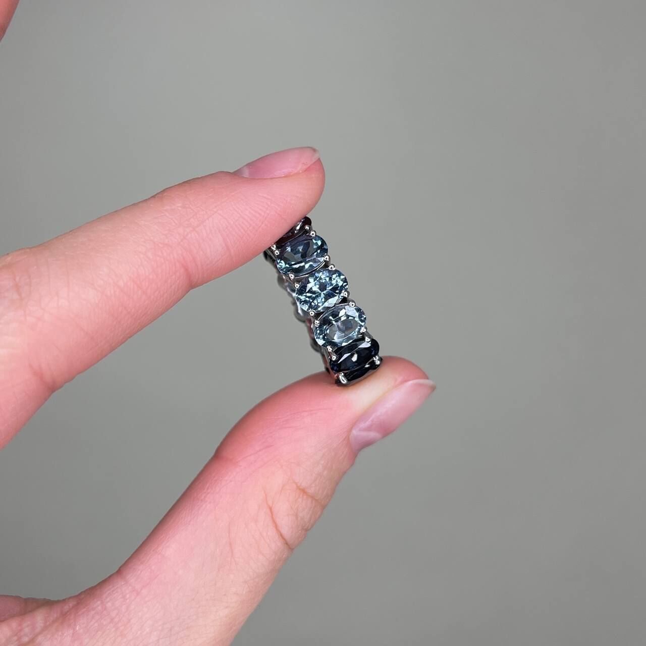 Кольцо из белого золота 585 пробы с шпинелью (17,5)