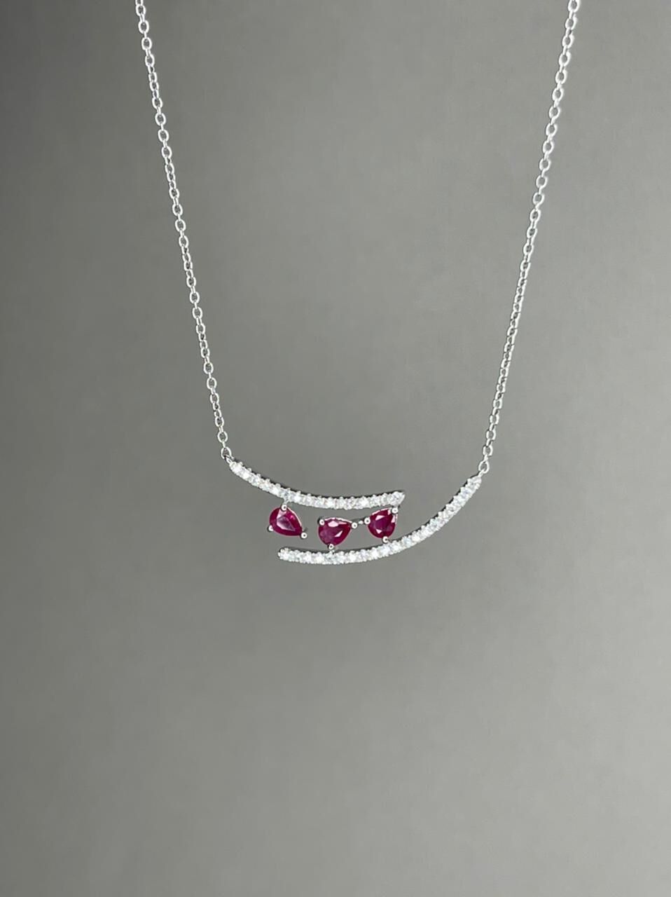 Колье из белого золота 750 пробы с рубинами и бриллиантами