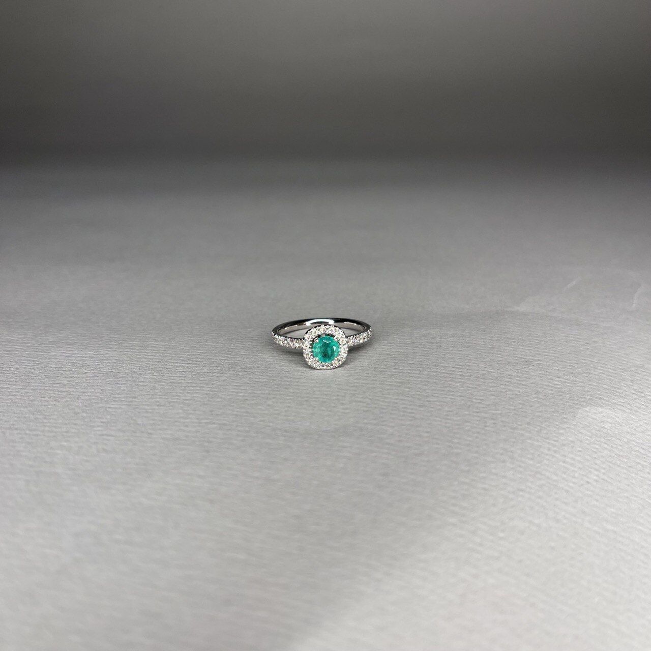 Кольцо из белого золота 585 пробы с изумрудом и бриллиантами (17,5)