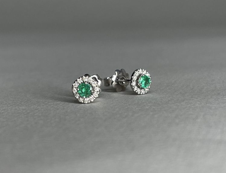 Серьги из белого золота 585 пробы с изумрудами и бриллиантами