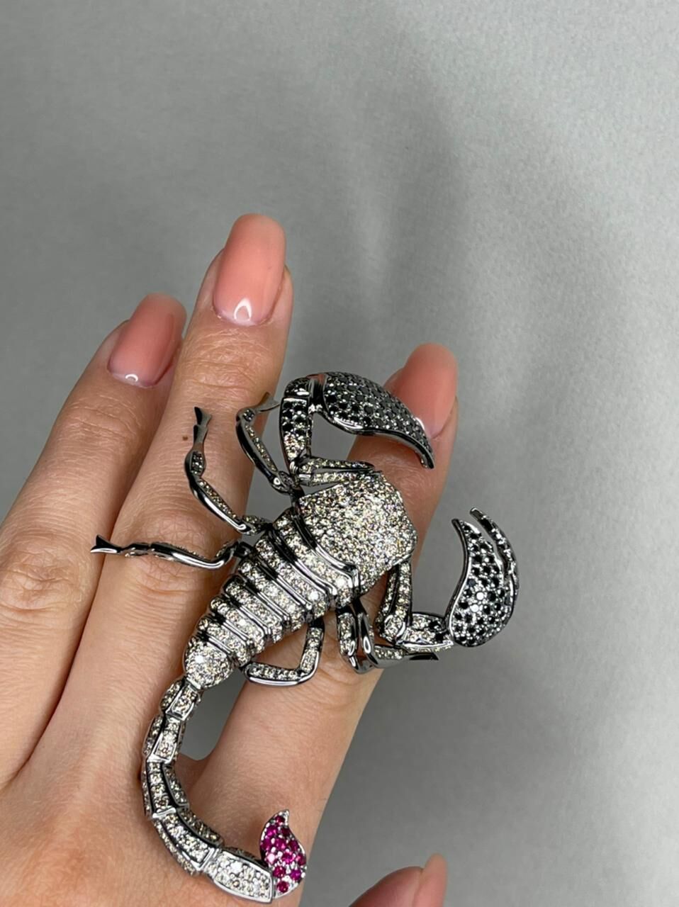 Брошь из золота 750 пробы с рубинами и бриллиантами