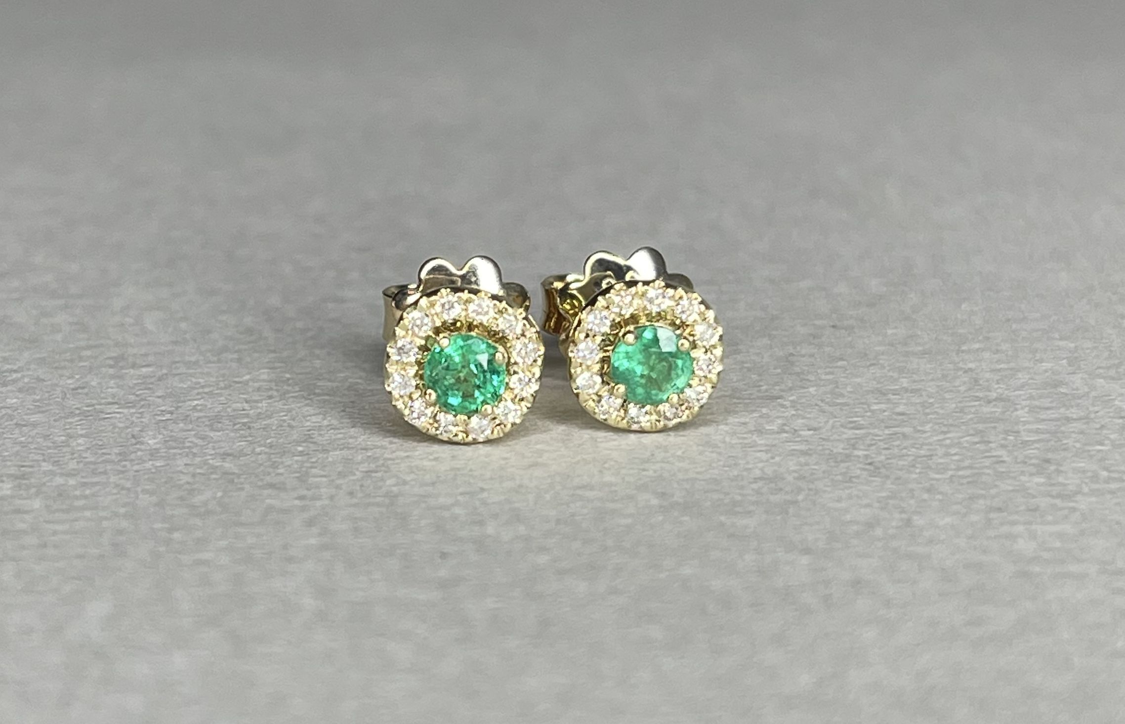 Серьги из золота 585 пробы с бриллиантами и изумрудами