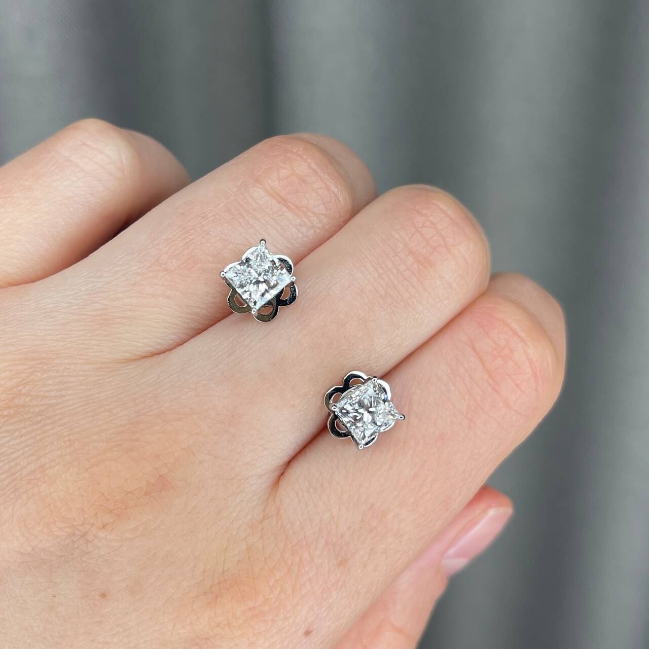 Серьги из белого золота 585 пробы с бриллиант выращенный