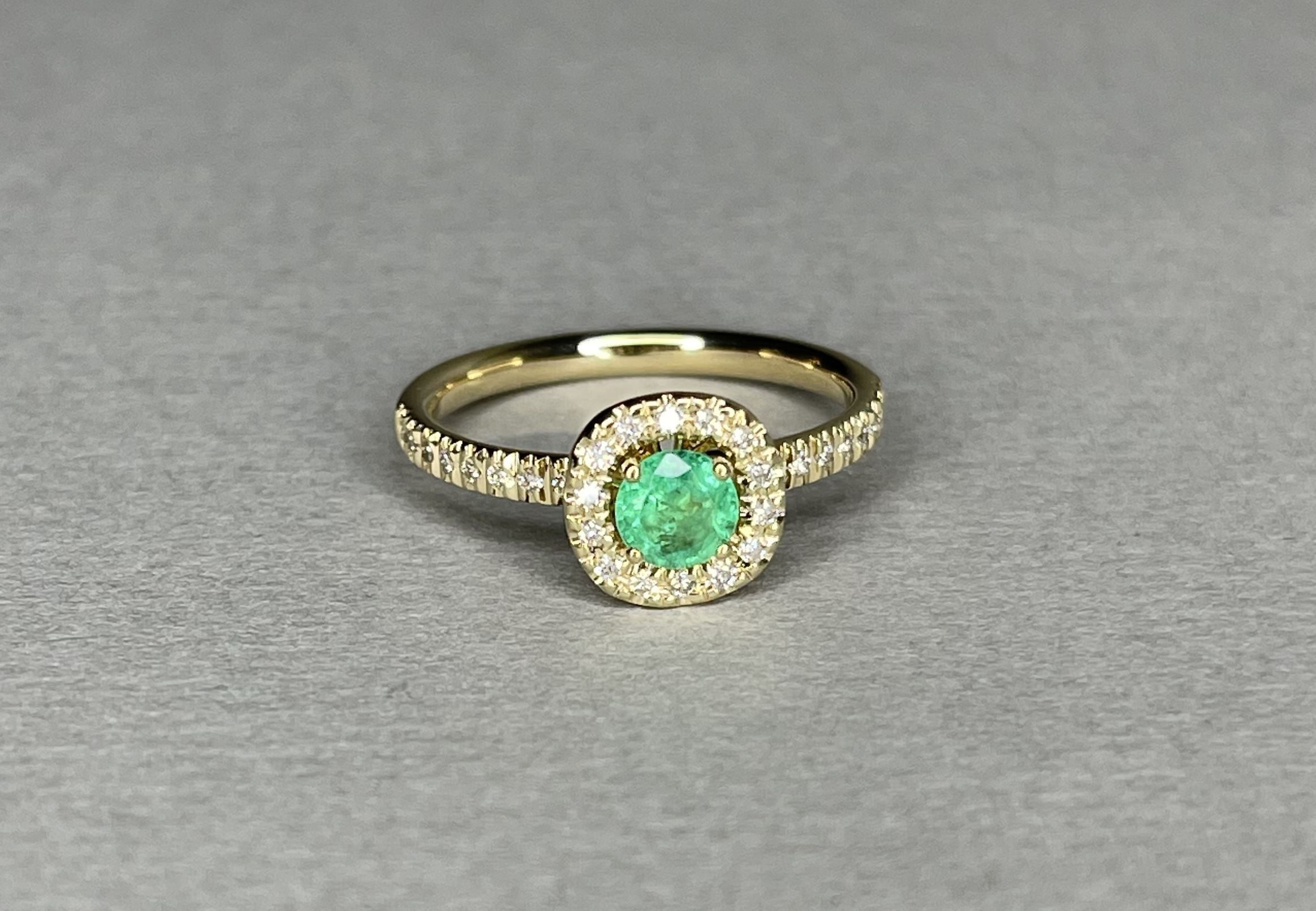 Кольцо из золота 585 пробы с бриллиантами и изумрудом (17,5)