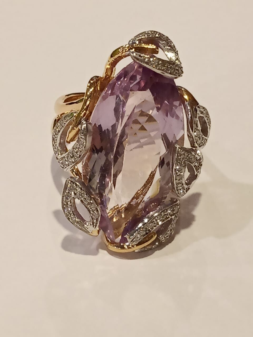 Кольцо из розового золота 750 пробы с бриллиантами и аметистом