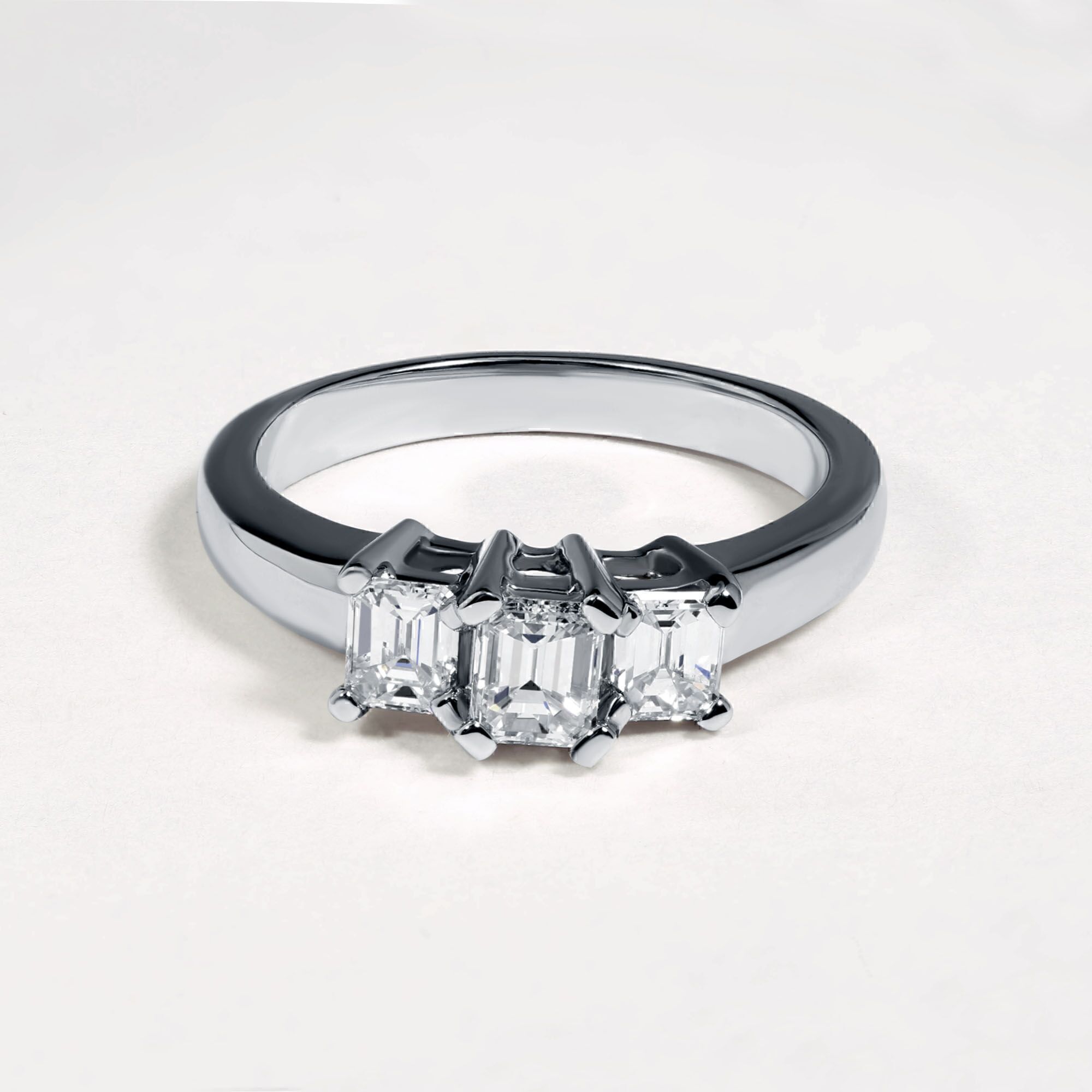 Кольцо из белого золота 585 пробы с бриллиантами