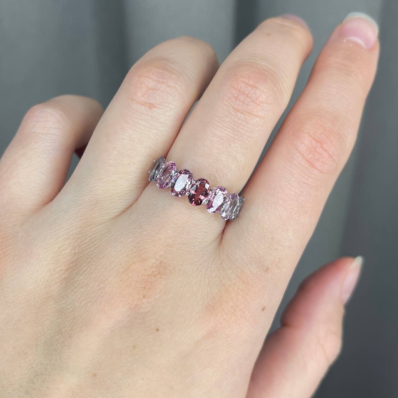 Кольцо из белого золота 585 пробы с шпинелью (17,5)