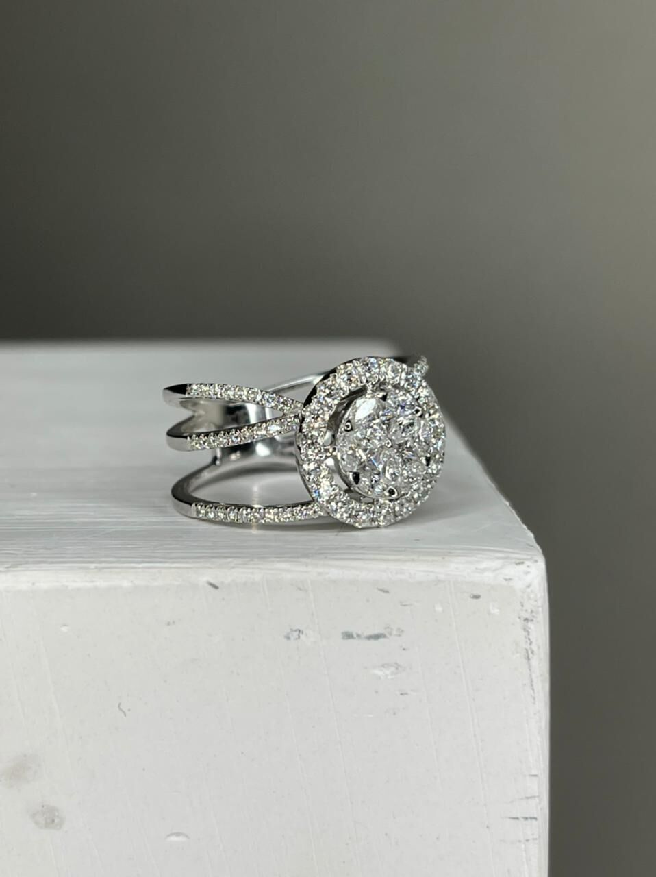 Кольцо из белого золота 750 пробы с бриллиантами (16,5)