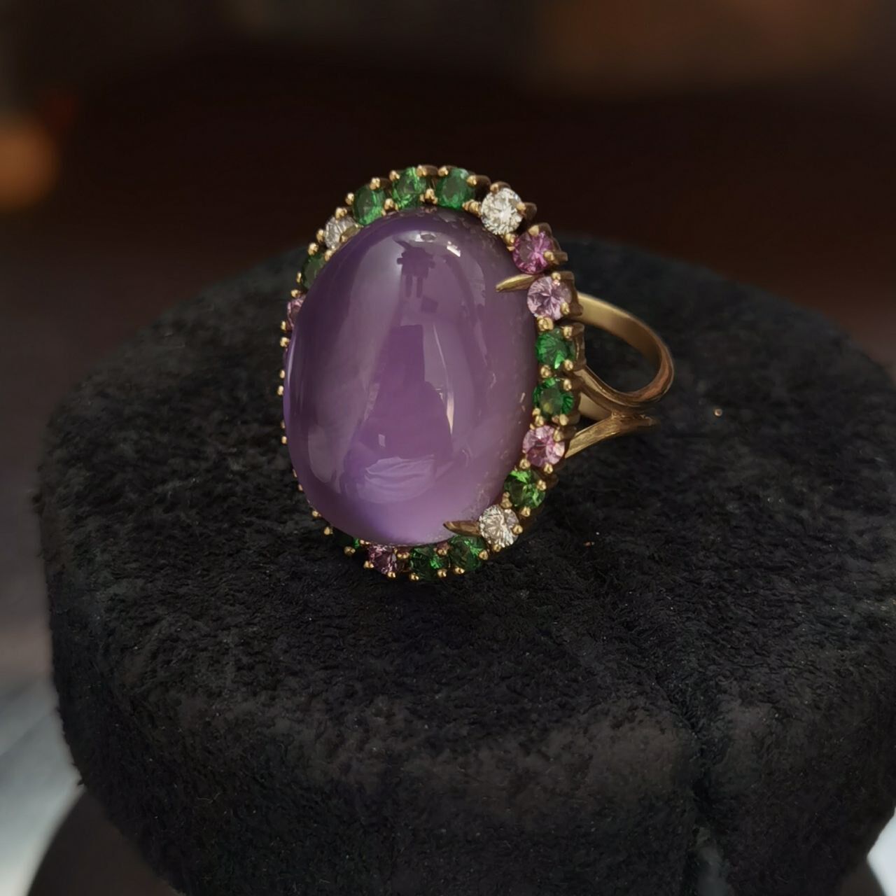 Кольцо из золота 585 пробы с бриллиантами, сапфирами, цаворитами и дублетом аметист-перламутр (16,5)