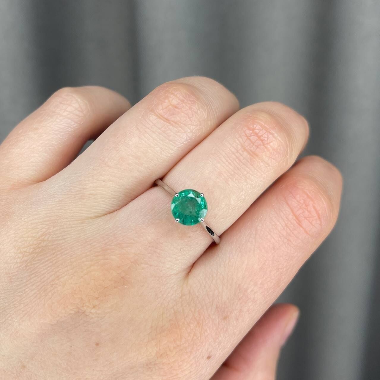 Кольцо из белого золота 585 пробы с изумрудом (17,5)