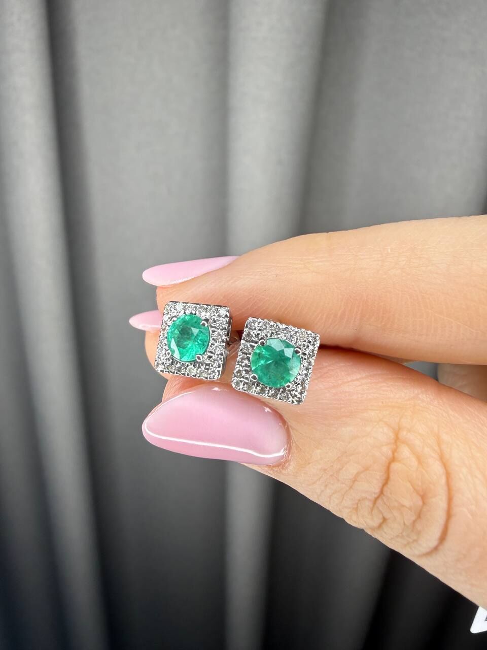 Серьги из белого золота 585 пробы с бриллиантами и изумрудами