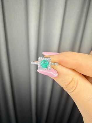 Кольцо из белого золота 585 пробы с бриллиантами и изумрудом