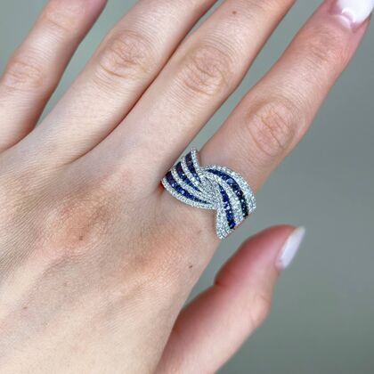 Кольцо из белого золота 750 пробы с бриллиантами и сапфирами