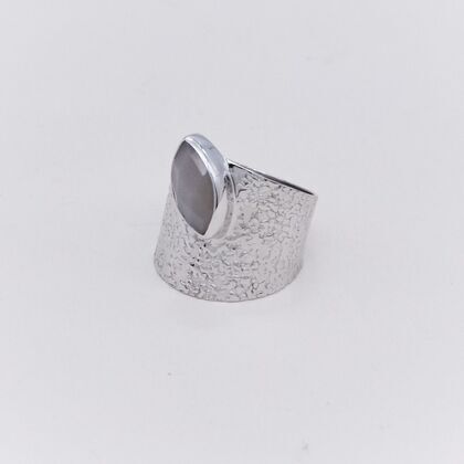 Кольцо из серебра 925 пробы с лунным камнем (адулярами) (16,5)