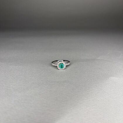 Кольцо из белого золота 585 пробы с изумрудом и бриллиантами