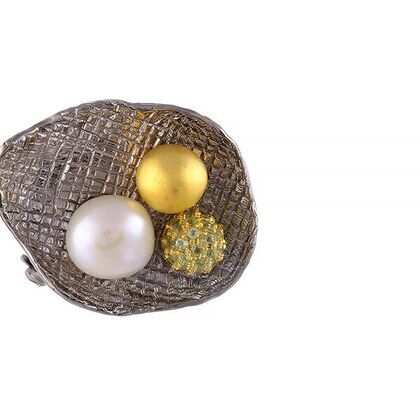Брошь из серебра 925 пробы с барочным жемчугом и перидотами