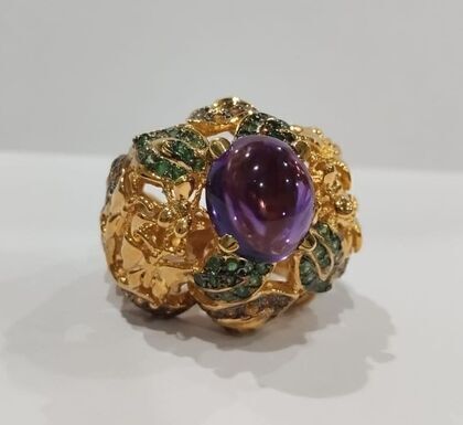 Кольцо из серебра б/п (справка) пробы с аметистом, сапфирами и цаворитами (17,5)