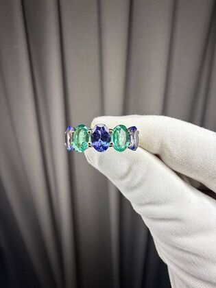 Кольцо из золота 585 пробы с танзанитами и изумрудами (17,5)