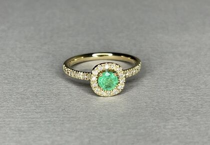 Кольцо из золота 585 пробы с бриллиантами и изумрудом (17,5)