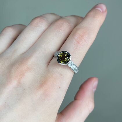 Кольцо из комбинированного золота 750 пробы с бриллиантами и турмалином (16,75)