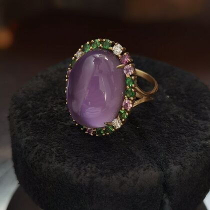 Кольцо из золота 585 пробы с бриллиантами, сапфирами, цаворитами и дублетом аметист-перламутр (16,5)