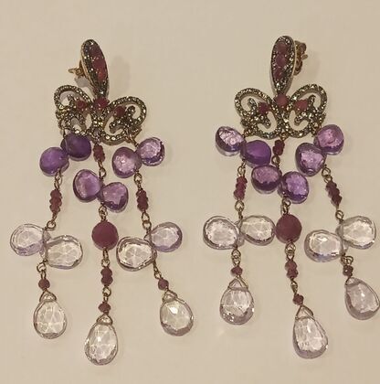 Серьги из серебра 925 пробы с аметистами, рубинами, родолитами и фианитами