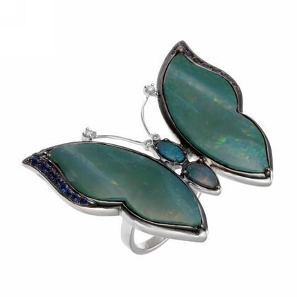 Кольцо из белого золота 750 пробы с опалами австралийскими, бриллиантами и сапфирами