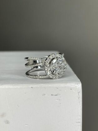 Кольцо из белого золота 750 пробы с бриллиантами